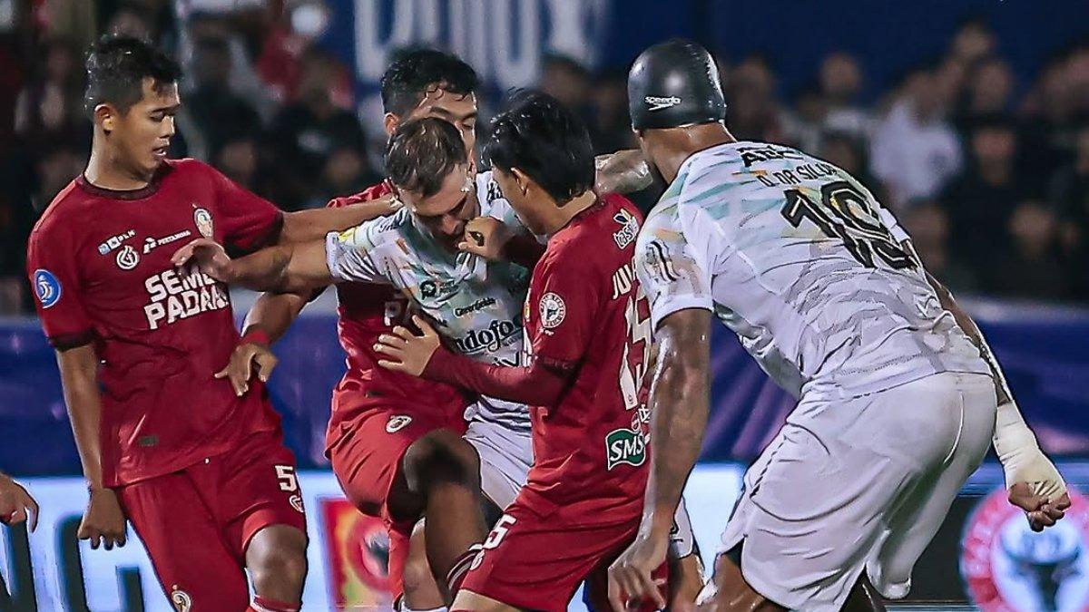 LAGA LIGA 1 - Cuplikan laga Semen Padang vs Persib Bandung dalam lanjutan pekan ke-27 Liga 1 2024/2025 di Stadion Haji Agus Salim, Senin, 10 Oktober 2024.