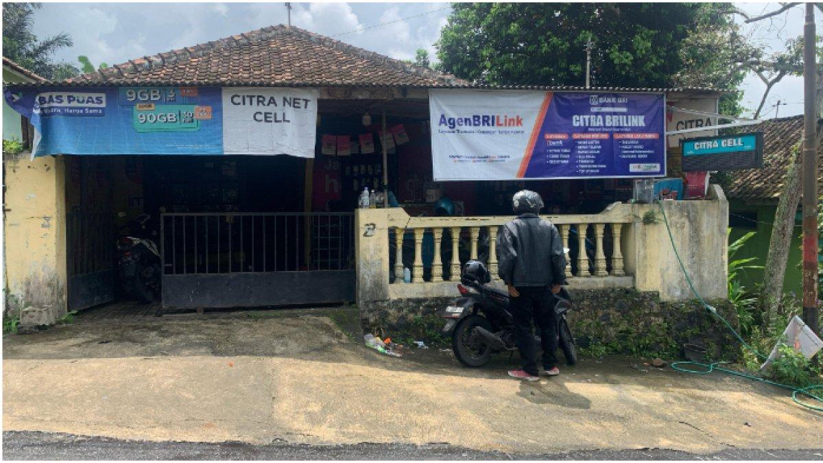 Seorang nasabah melakukan transaksi di Agen BRILink Citra.