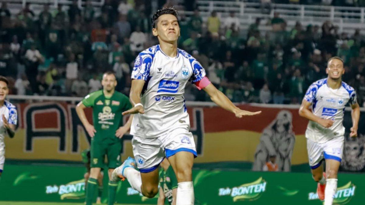 LAGA PERSEBAYA SURABAYA VS PSIS - Cuplikan selebrasi gol menit akhir Septian David Maulana di laga Persebaya Surabaya kontra PSIS Semarang di Stadion Gelora Bung Tomo (SUGBT), Surabaya, Jawa Timur yang berkesudahan dengan skor seri 1-1, Rabu (12/3/2025).
