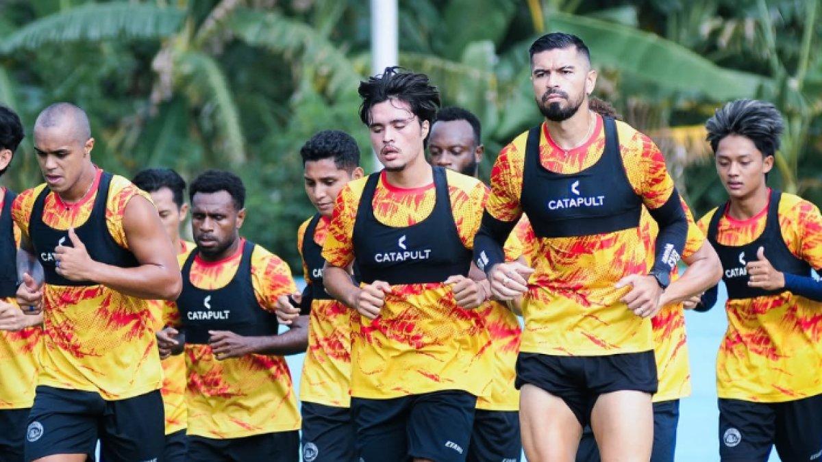 Aksi latihan para penggawa Arema FC jelang lanjutan Liga 1 2024.