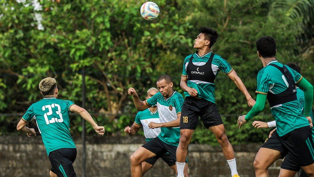 Cuplikan sesi latihan bersama para penggawa PSS Sleman jelang bergulirnya Liga 1 2024/2025, bek anyar Super Elja Fachruddin Aryanto tengah melakukan halauan bola.