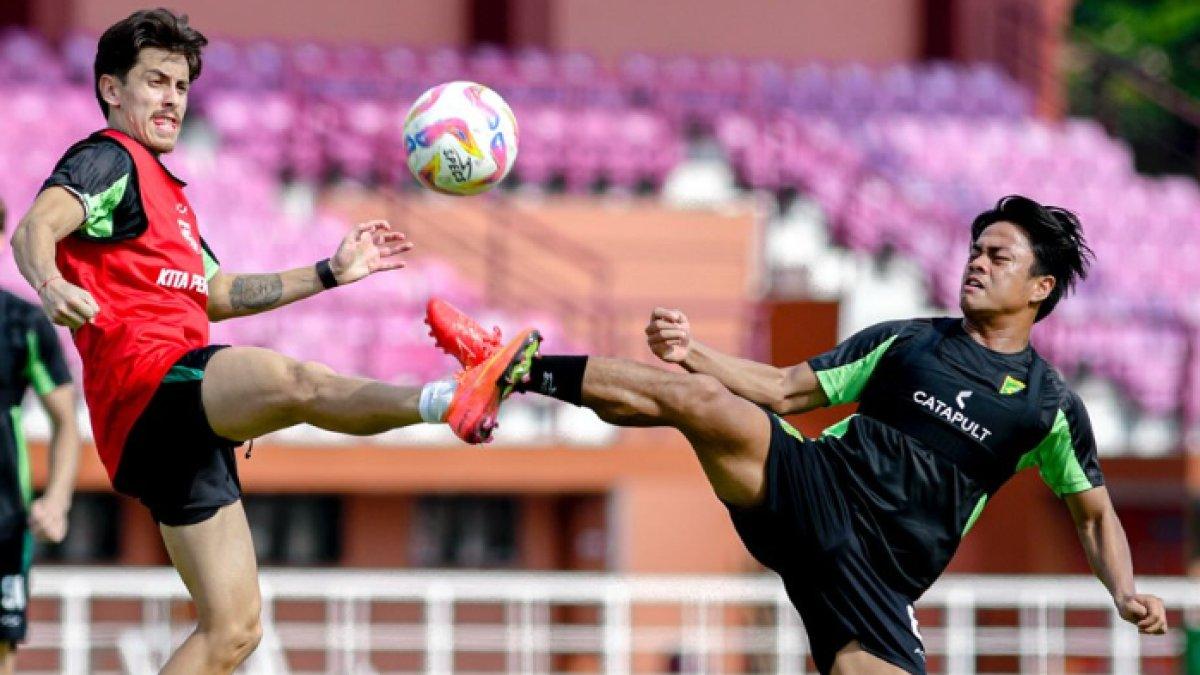 LATIHAN TIM - Persebaya Surabaya tengah menggelar sesi latihan tim jelang melawan Persis Solo di pekan ke-22 Liga 1 2024, Senin (3/2).