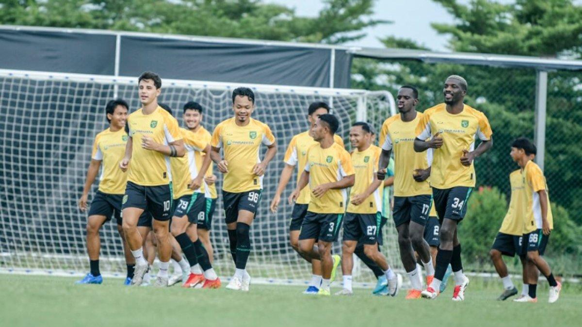 Momen sesi latihan Persebaya Surabaya jelang melawan Persita Tangerang di pekan ke-21 Liga 1 2024 yang digelar di Lapangan ABC, Stadion Gelora Bung Tomo pada Selasa (28/1).