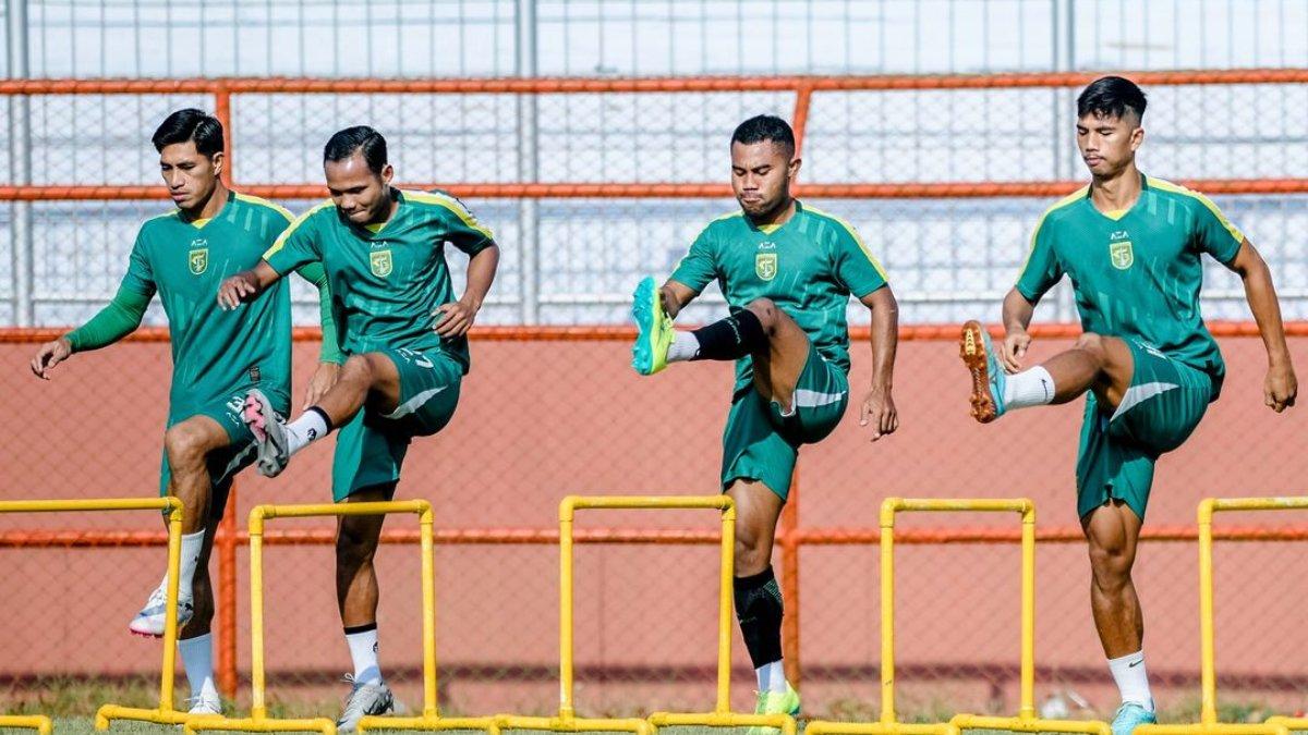 Potret sesi latihan Persebaya Surabaya di jeda internasional Liga 1 2024, Senin (2/9).