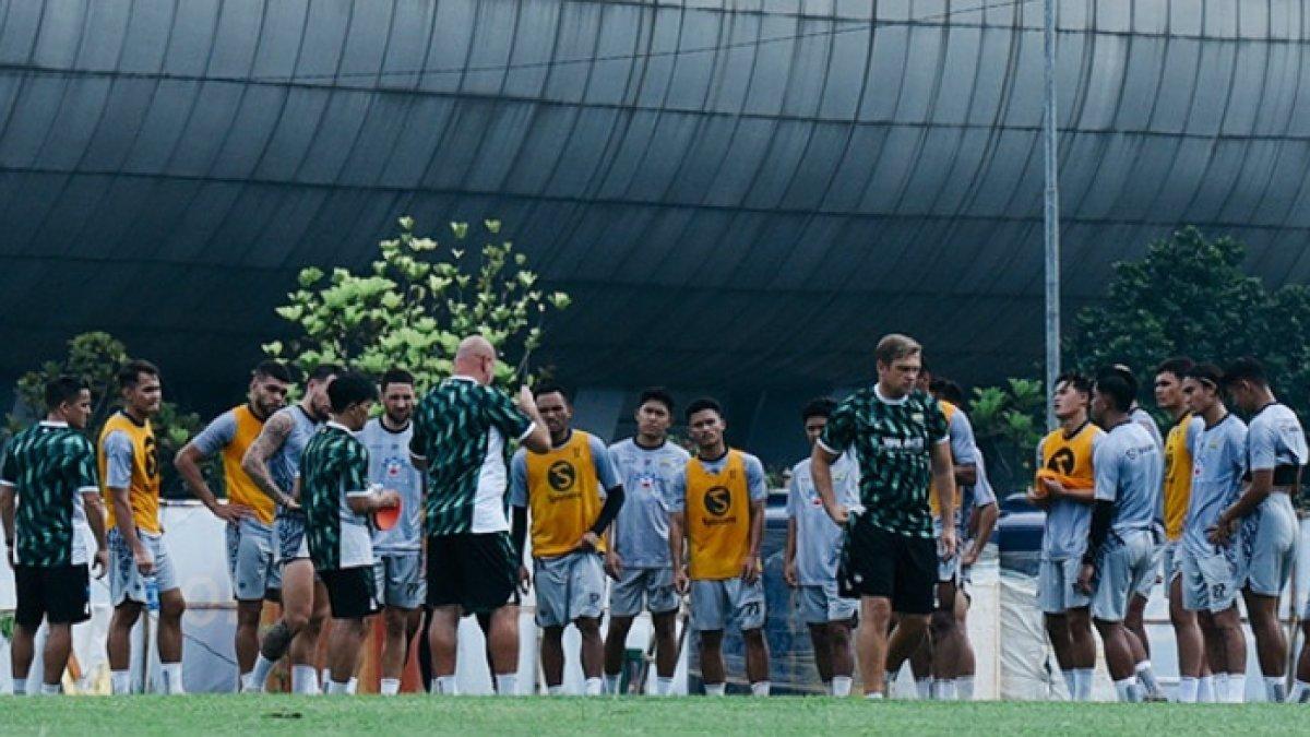 SESI LATIHAN PERSIB - Potret sesi latihan Persib Bandung jelang gelaran Liga 1 2025/2026.