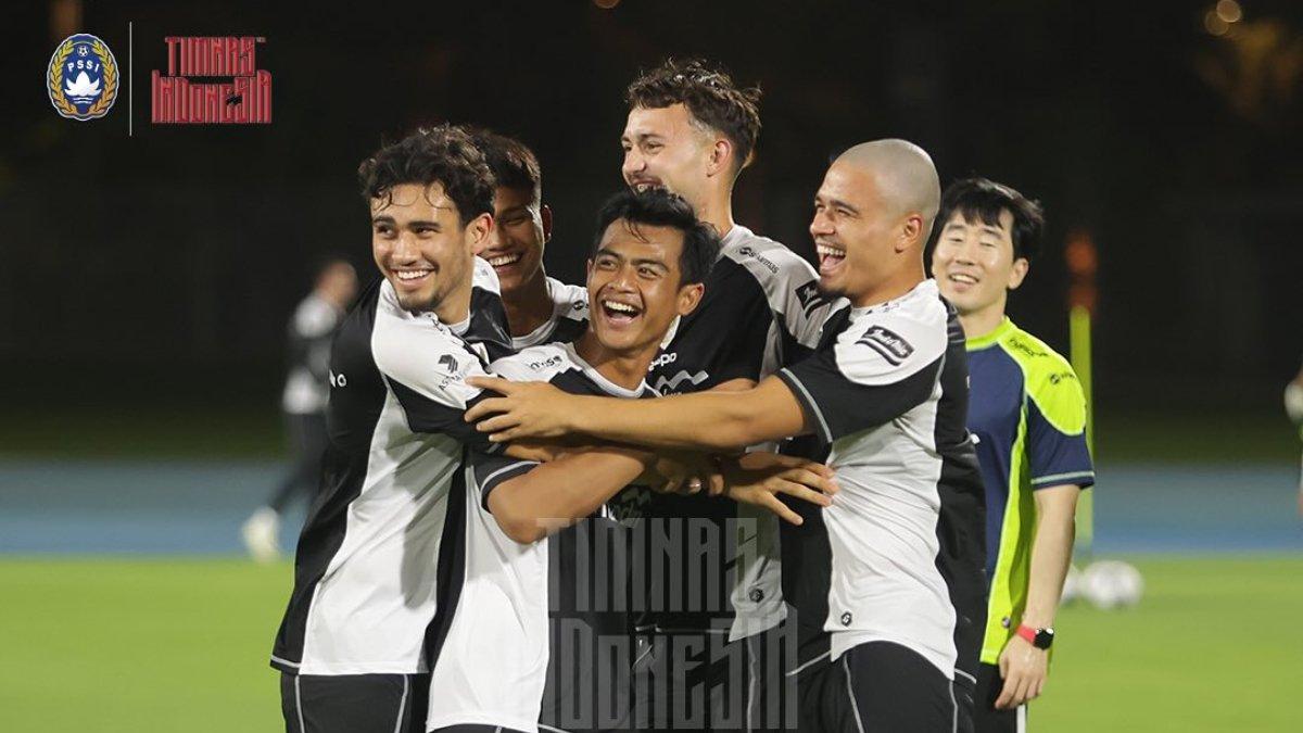 Potret saat Nathan Tjoe A On, Pratama Arhan, Ragnar Oratmangoen, Ivar Jenner dan Hoky Caraka tengah melakukan sesi latihan game bersama.