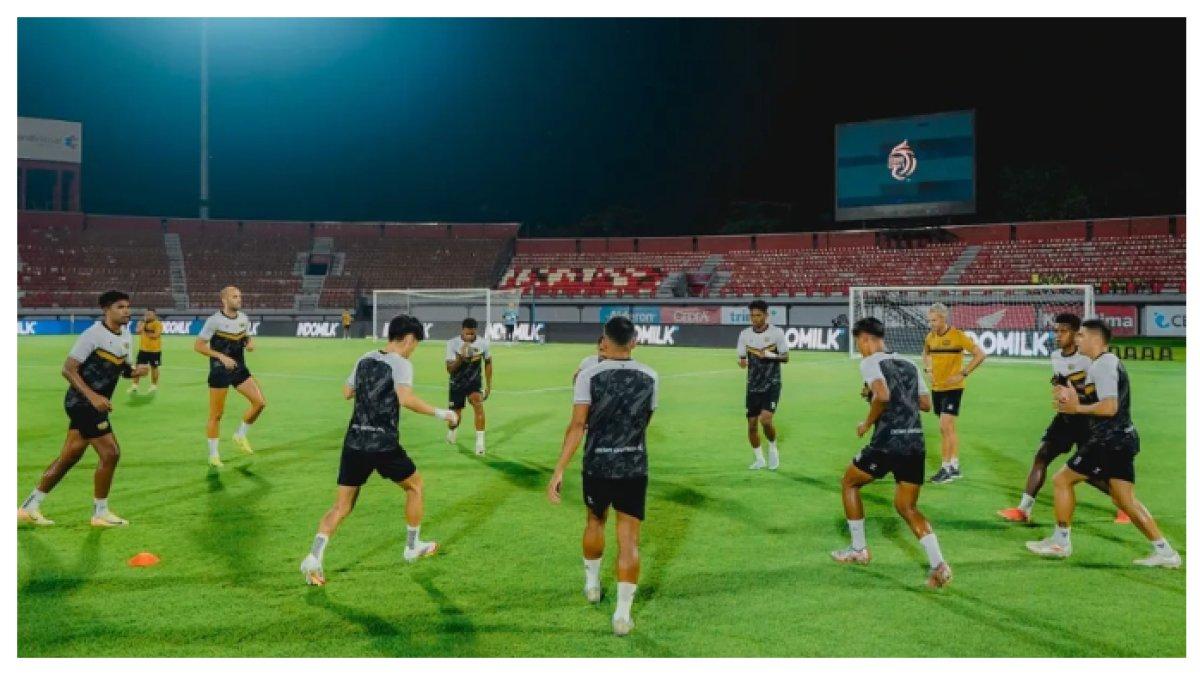SESI PEMANASAN - Potret tim Dewa United melakukan pemanasan sebelum laga lawan Bali United pada Kamis (10/4/2025). Terbaru Inilah profil Alex Martin stopskorer Dewa United yang jadi ancaman gawang PSS Sleman.