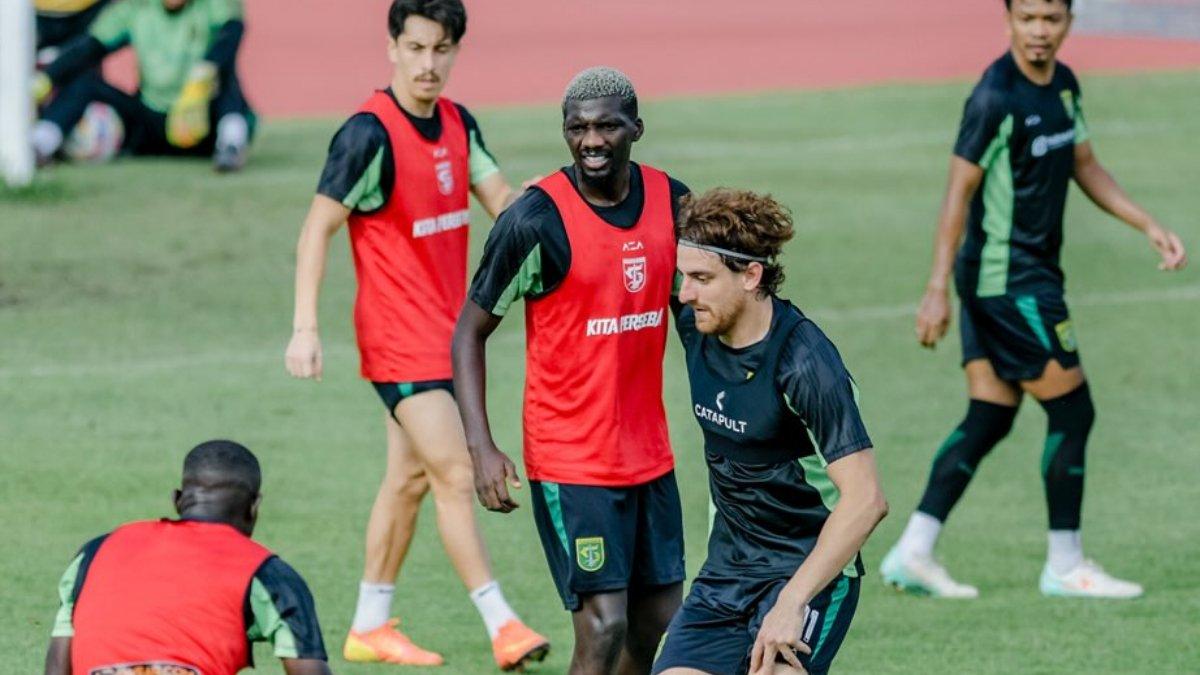 Sesi latihan Persebaya Surabaya jelang hadapi Persis Solo dalam unggahan akun Instagram @officialpersebaya, Rabu, 5 Februari 2025..