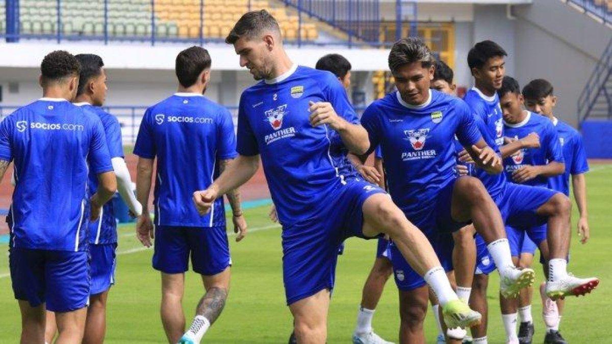 Pemain Persib Bandung melakukan official training atau latihan resmi jelang pertandingan lanjutan Liga 1 2024-2025, di Stadion Gelora Bandung Lautan Api (GBLA), Kota Bandung, Jawa Barat, Kamis (16/1/2025). Sesi latihan terkini Persib Bandung, Selasa, 28 Januari 2025 banjir sorotan dari Bobotoh.