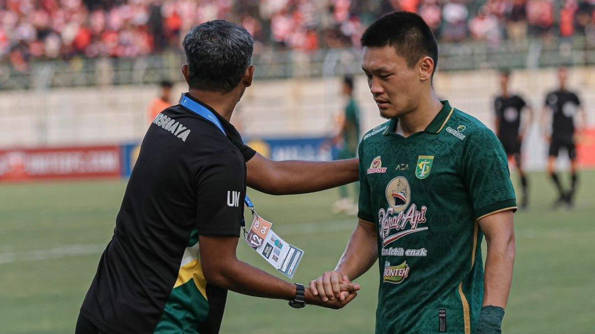 Sho Yamamoto bersam asisten pelatih Persebaya Surabaya Uston Nawawi.