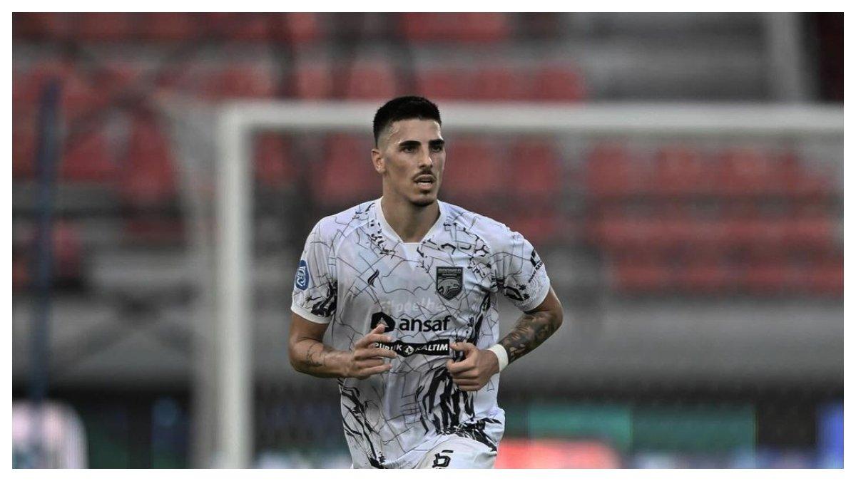 Potret Silverio Junio. Profil Silverio Junio, sosok yang rumornya akan menggantikan Alberto Rodriguez untuk memperkuat lini pertahanan Persib Bandung di musim depan.