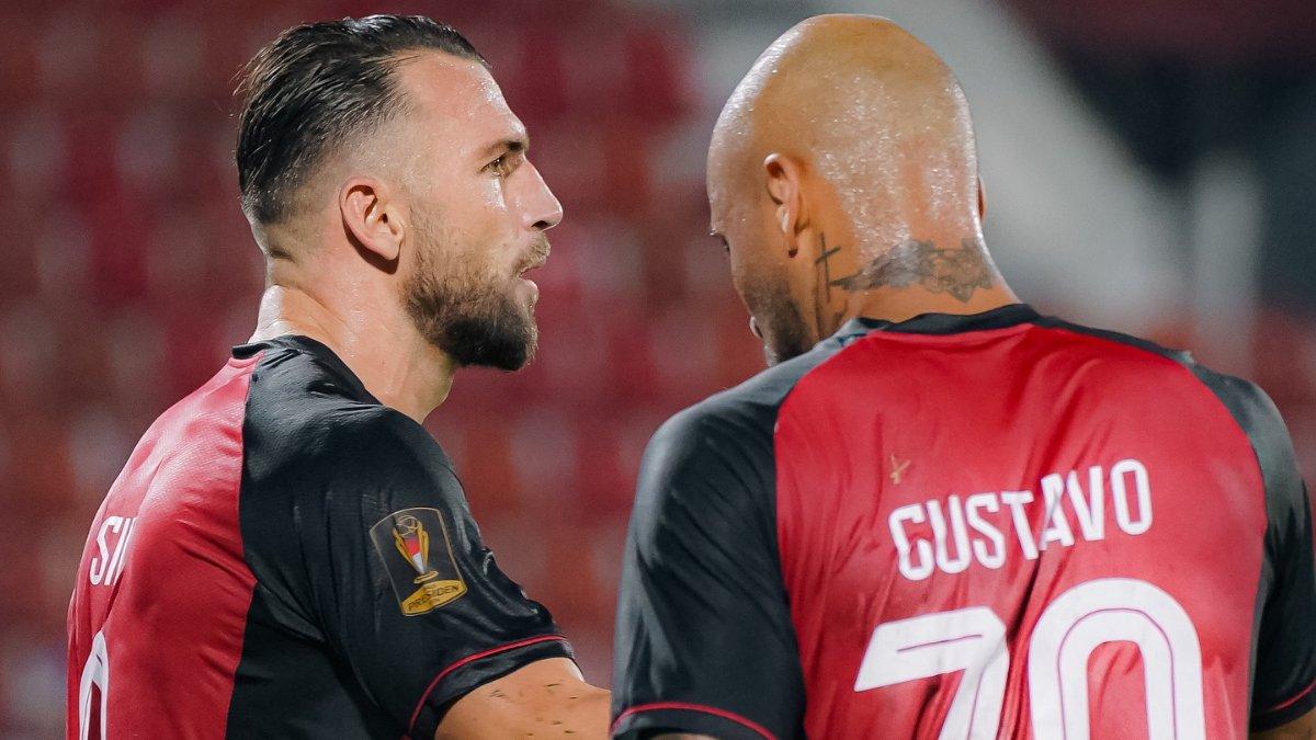 Potret selebrasi gol dua striker Persija Jakarta di ajang Piala Presiden 2024 Marko Simic (kiri) dan Gustavo Almeida (kanan).