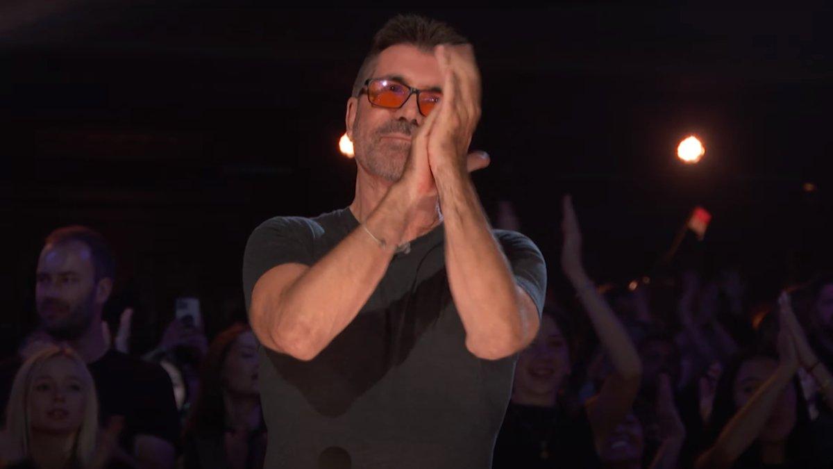 Juri Simon Cowell memberikan standing ovation untuk Putri Ariani di final America's Got Talent 2023 pada Selasa (26/09/2023) malam waktu Amerika.