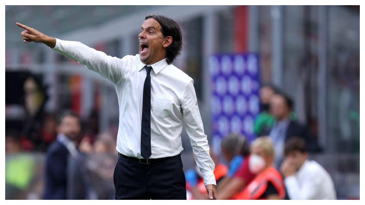 Simone Inzaghi yang memberi arahan kepada para pemain Inter Milan dari luar lapangan .