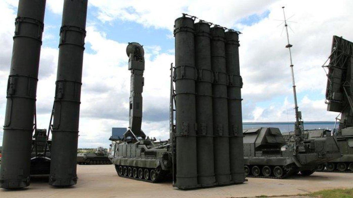 Sistem Rudal A S-300V milik Rusia. Iran memiliki S-300 buatan Rusia.