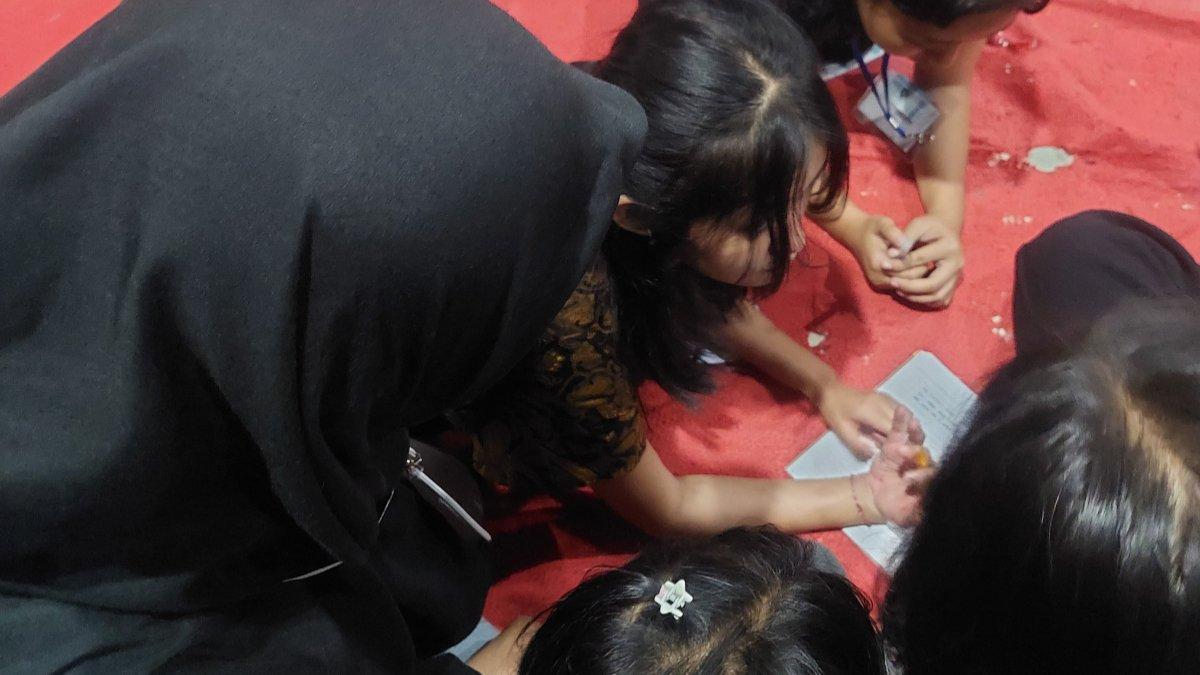 Siswa SMPN 48 diberikan tugas kelompok terkait public speaking oleh mahasiswa UNTAG Surabaya