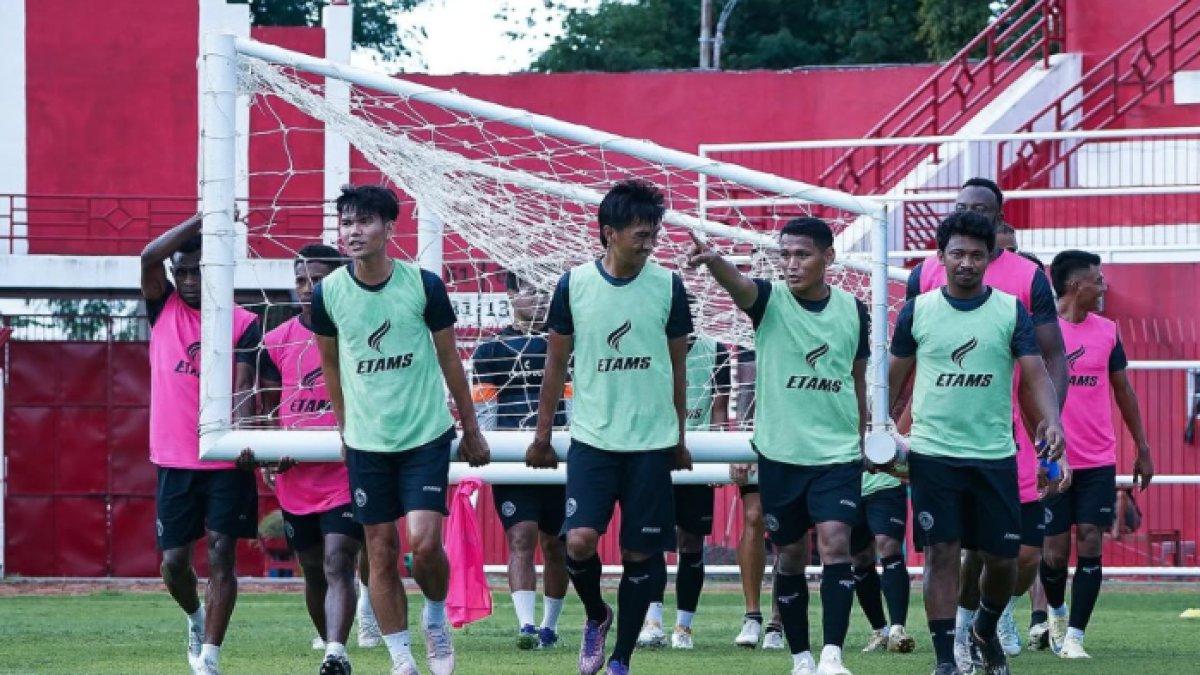 Potret tim Arema FC saat melakoni sesi latihan tim jelang lawan Persita Tangerang, Minggu (1/12).