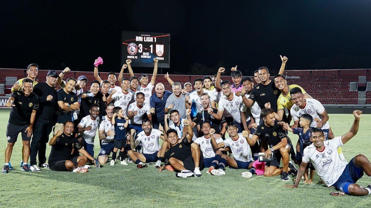 Potret skuad dan staf Arema FC seusai berhasil mengalahkan Persis Solo denga skor 3-1 di pekan ke-22 putaran kedua Liga 1 2023.