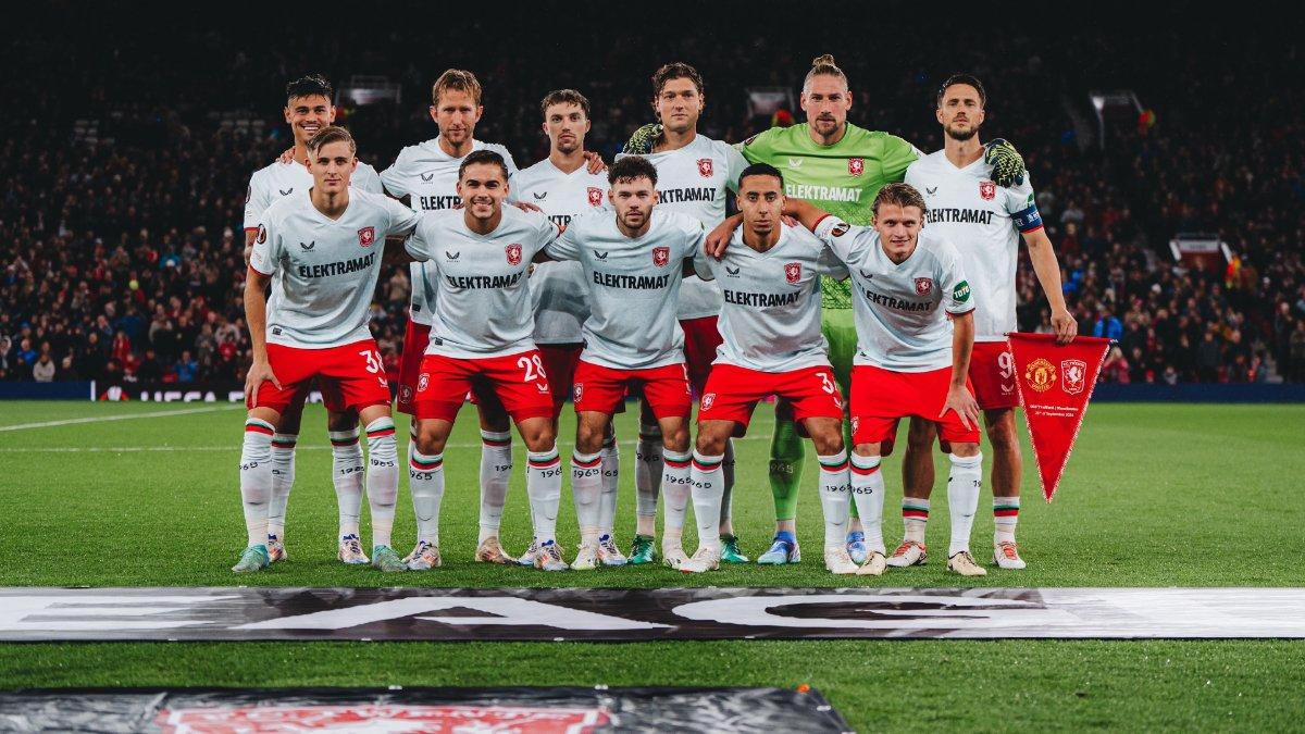 Foto bersama skuad FC Twente di laga kontra Manchester United.