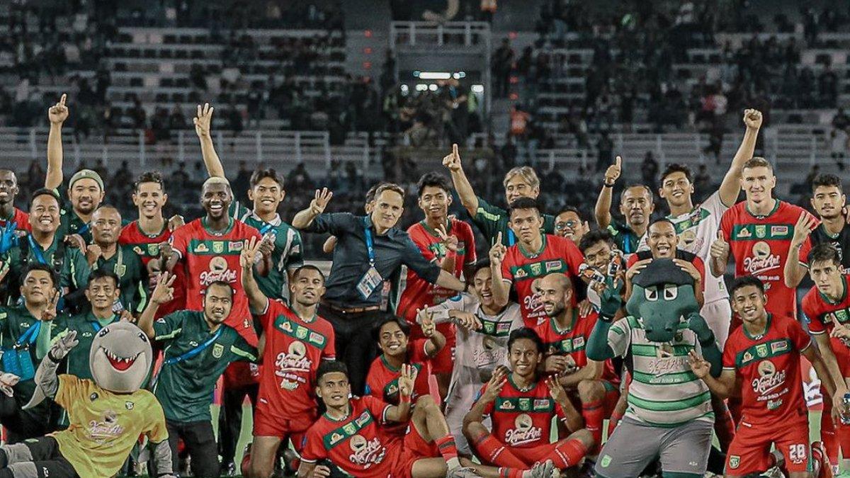 Potret skuad Persebaya Surabaya dan sang pelatih, Paul Munster seusai mengalahkan Barito Putera di pekan ketiga Liga 1 2024.