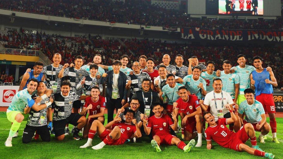 Potret skuad Timnas Indonesia dan jajaran tim kepelatihan seusai mengalahkan Vietnam, Kamis 21 Maret 2024 lalu.