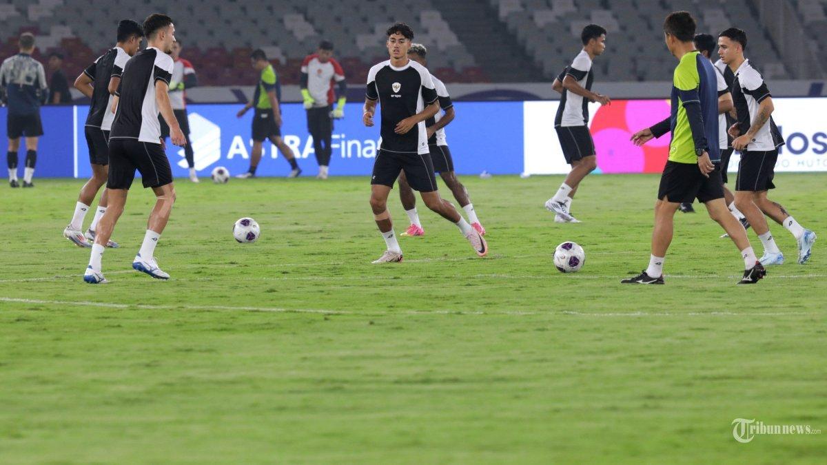 Pemain Timnas Indonesia melakukan latihan jelang pertandingan Timnas Indonesia melawan Timnas Jepang dalam babak kualifikasi Piala Dunia 2026 Zona Asia di Stadion Utama Gelora Bung Karno, Senayan, Jakarta, Kamis (14/11/2024).