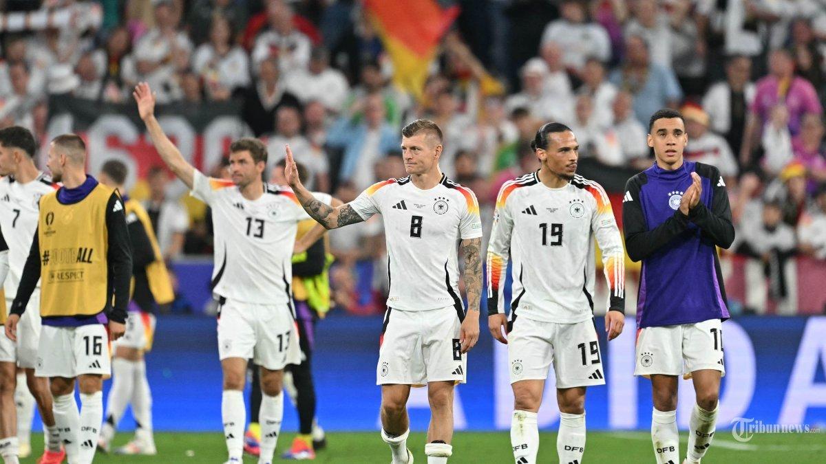 Gelandang Jerman #08 Toni Kroos, gelandang Jerman #19 Leroy Sane dan gelandang Jerman #10 Jamal Musiala (kanan) merayakan setelah memenangkan pertandingan sepak bola Grup A UEFA Euro 2024 antara Jerman dan Skotlandia di Munich Football Arena di Munich pada 14 Juni 2024.