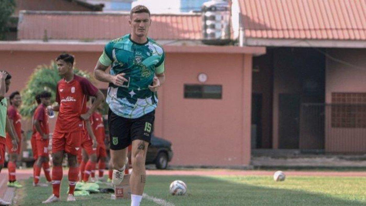 Slavko Damjanovic saat menjalani latihan perdana bersama Persebaya di Lapangan Thor, Surabaya, Sabtu (6/7/2024) sore.