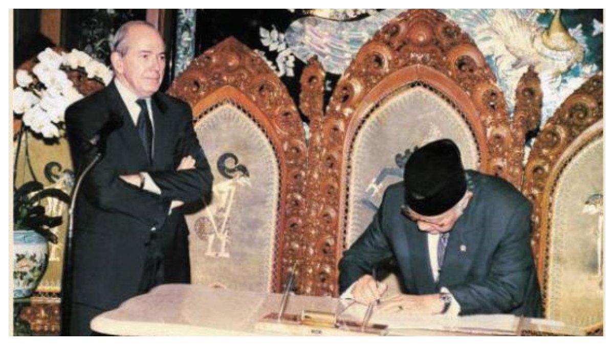 Gambar 4.18 Direktur Pelaksana Dana Moneter Internasional (IMF) Michel Comdessus menyaksikan Presiden Soeharto menandatangani nota kesepakatan
bantuan di Jalan Cendana, 15 Januari 1998. Soeharto menyerah dan meminta bantuan IMF menyusul anjloknya nilai rupiah dari Rp2.500 per dolar AS menjadi Rp11.700 per dolar AS.