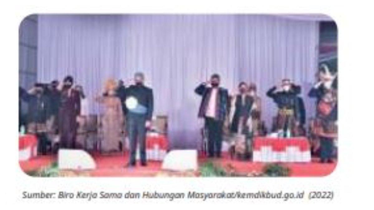 Gambar Seseorang mengenakan Pakaian Adat