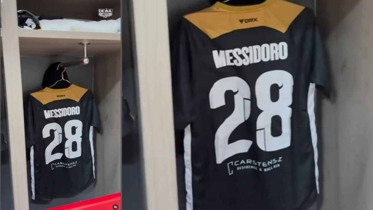 Jersey Alexis Messidoro yang telah berganti nomor punggung dari sembilan menjadi 28 untuk musim 2025/2026