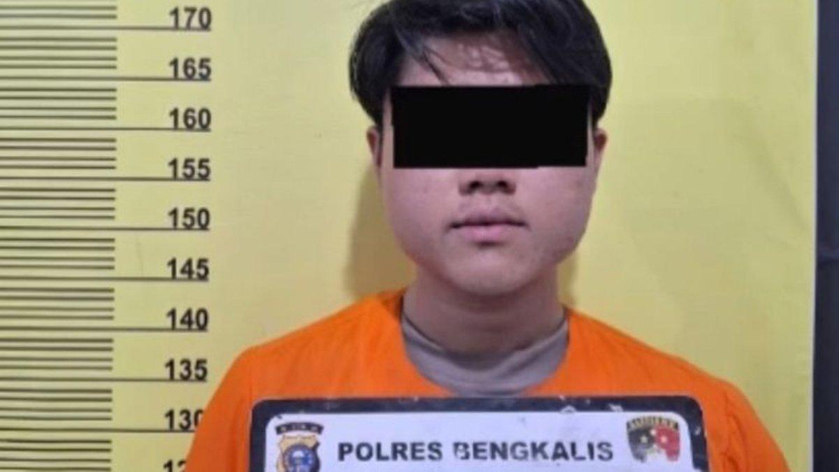 Sosok RH (22), pria asal Bengkalis yang menjadi tersangka seusai mengalungkan Bendera Merah Putih ke leher seekor anjing dan viral di media sosial.