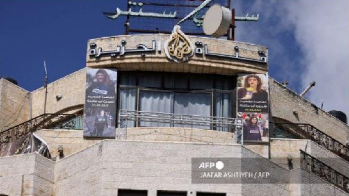 Spanduk jurnalis Al Jazeera yang terbunuh dirobek oleh Tentara Israel pada Minggu (22/9/2024).