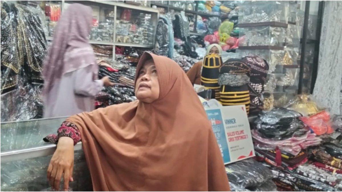 Sri Maryati sedang berada di depan Toko Melati miliknya di Pasari Beringharjo.