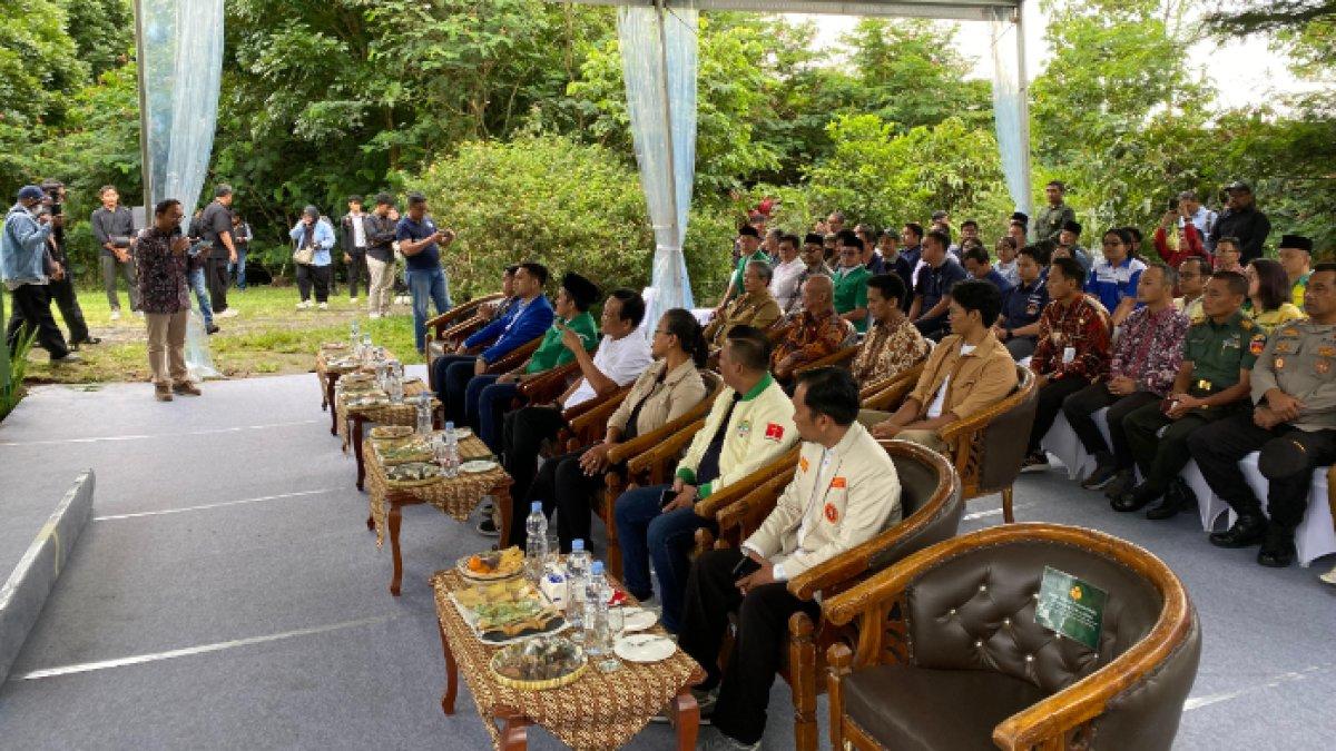 Sri Sultan HB X bersama para ketua umum organisasi pemuda lintas agama ke Gunung Merapi tepatnya di Nawang Jagad, Kaliurang, Pakembinangun, Sleman Yogyakarta pada Senin (20/01/2025).