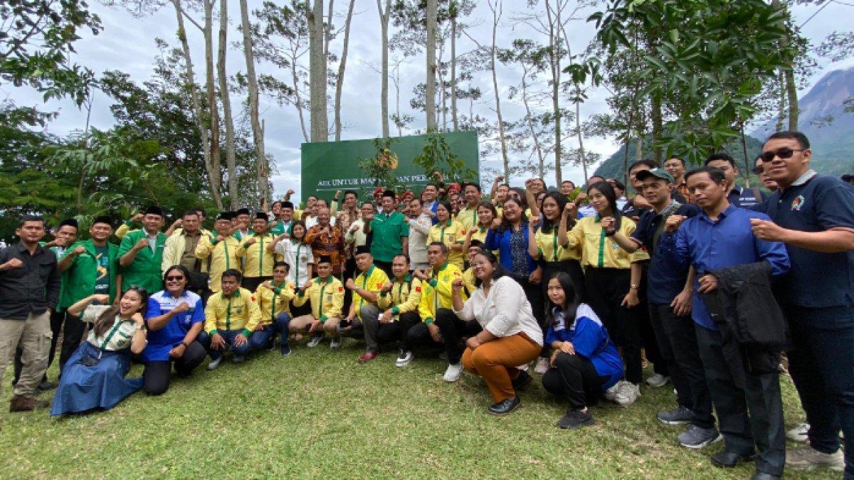 Sri Sultan HB X berfoto bersama para ketua umum organisasi pemuda lintas agama ke Gunung Merapi tepatnya di Nawang Jagad, Kaliurang, Pakembinangun, Sleman Yogyakarta pada Senin (20/01/2025).