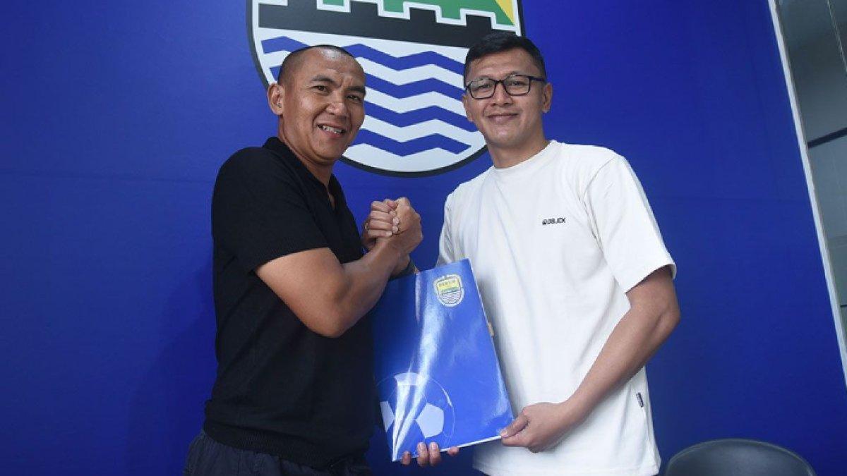 Sosok pelatih Bandung United Boy Jati Asmara (kiri) dan Zaenal Arif (kanan) yang bertindak sebagai manajer dari tim satelit Persib Bandung tersebut di musim 2024/2025.