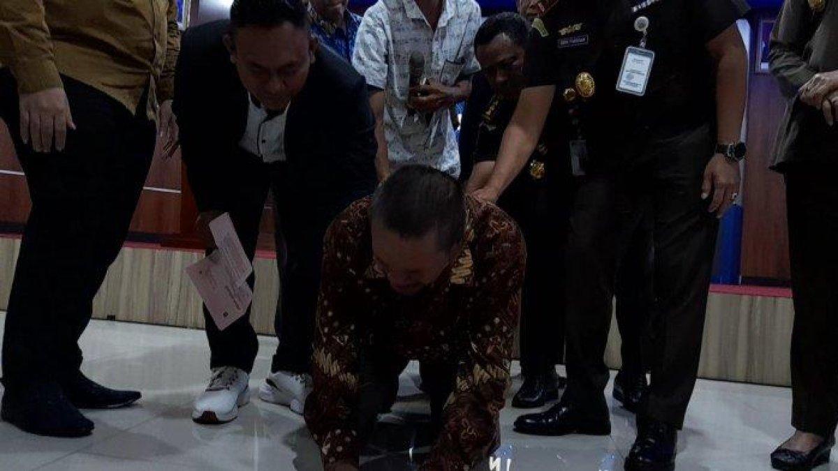 Status tersangka Muhyani (58) di kasus pembunuhan pencuri kambing berinisial W dicabut. Pada Senin (18/12/2023) sekira pukul 10.00 WIB, Muhyani menerima Surat Ketetapan Penghentian Penuntutan (SKP2) dari Kejaksaan Tinggi (Kejati) Banten