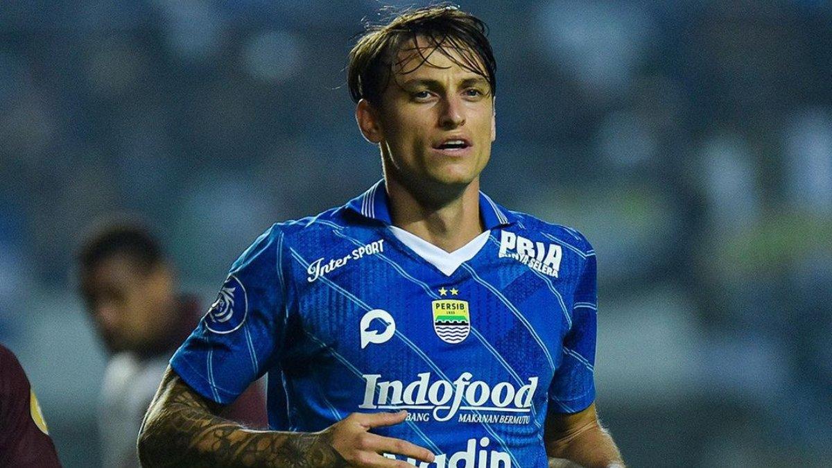Eks Juventus, yakni Stefano Beltrame (kanan) saat debut di laga kontra PSM Makassar di pekan ke-21 Liga 1 2023/2024.