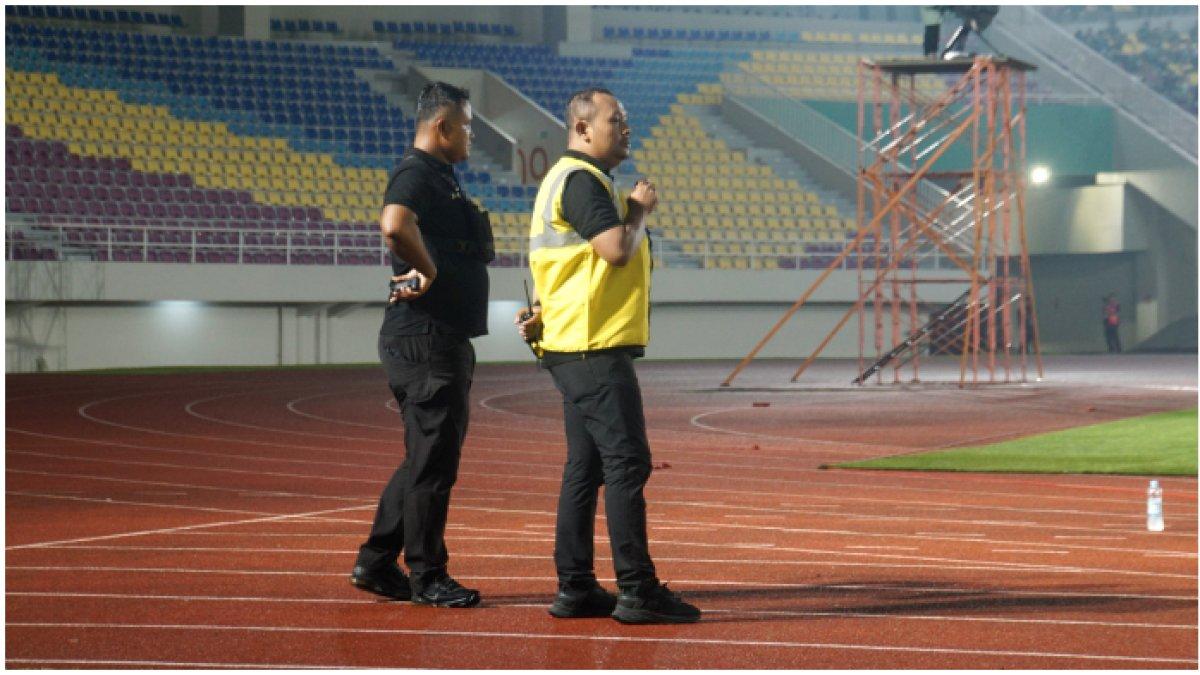 Steward sepak bola yang sedang bertugas di laga BRI Liga 1 2024-2025.