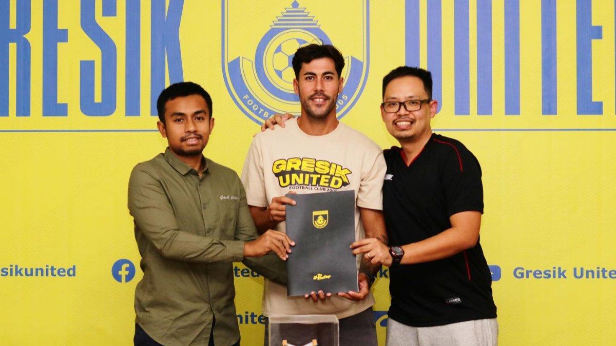Potret sosok striker asal Spanyol milik Gresik United untuk gelaran Liga 2 2023 ini, Victor Bertomeu (Tengah).