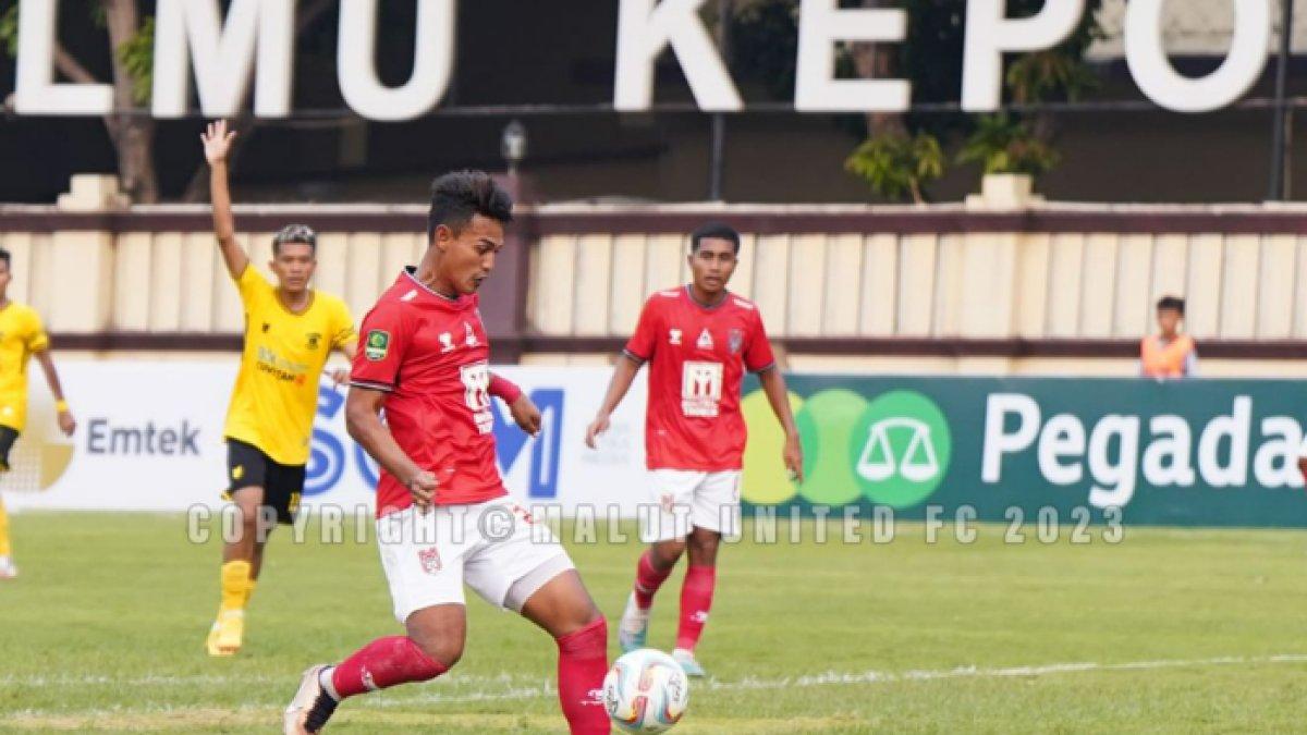 Striker Malut United, Hari Nur Yulianto pada laga melawan Perserang dalam lanjutan Liga 2 2023 di Stadion PTIK, Jakarta, Senin (18/9/2023).