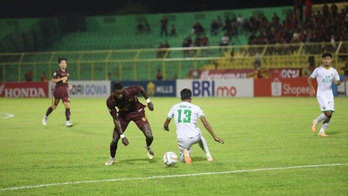Striker PSM Makassar Adilson Silva memperdayai bek Persikabo 1973 pada laga pekan 20 Liga 1 2023/2024 di Stadion Gelora BJ Habibie Parepare, Kamis (23/11/2023) malam.