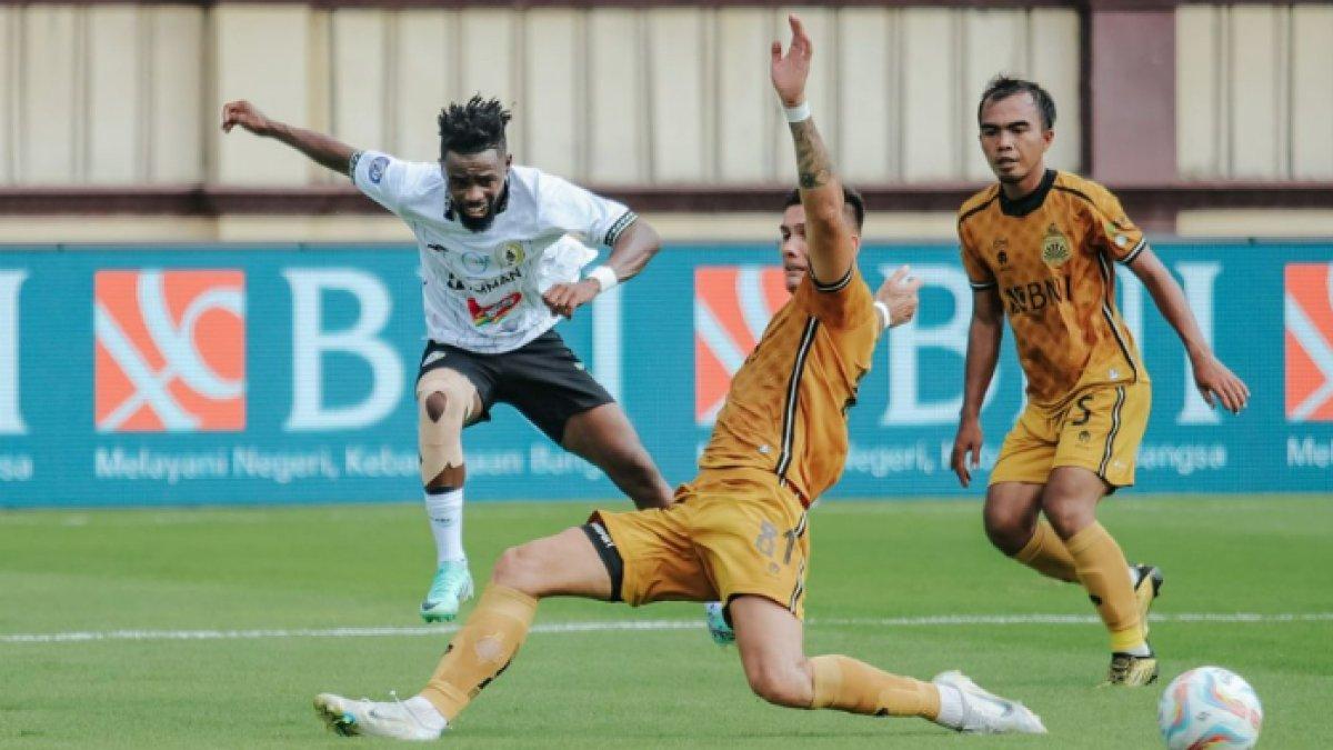 Striker PSS Sleman, Ajak Riak dibayangi bek Bhayangkara FC,Marcelo Herrera dalam pertandingan Liga 1 2023 pekan 25 di Stadion PTIK, Jakarta, Kamis (22/2/2024).