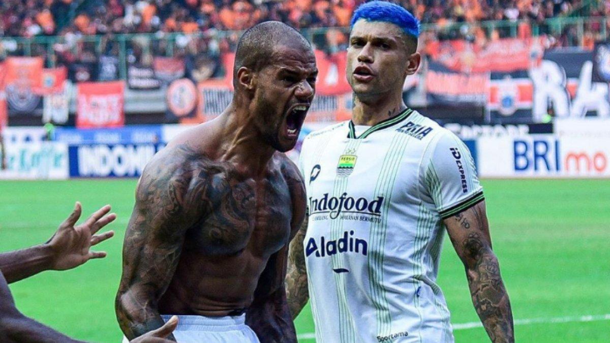 Striker Persib Bandung, David da Silva melakukan selebrasi emosional saat mencetak gol ke gawang Persija Jakarta dalam lanjutan Liga 1 2023 pekan ke-11 di Stadion Patriot Candrabhaga, Bekasi, Sabtu (2/9/2023).