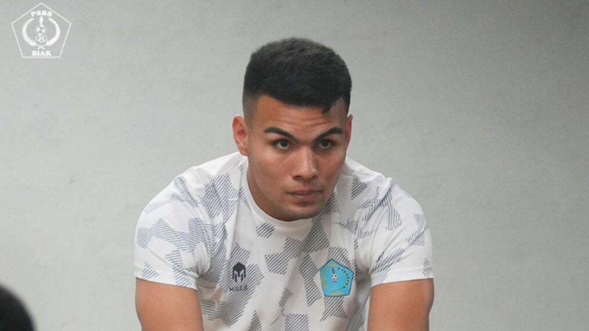 Striker asal Brasil sekaligus top skor Liga 2 2023/2024, Alexsandro Ferreira dipastikan tetap bertahan di PSBS Biak untuk Liga 1 2024/2025.