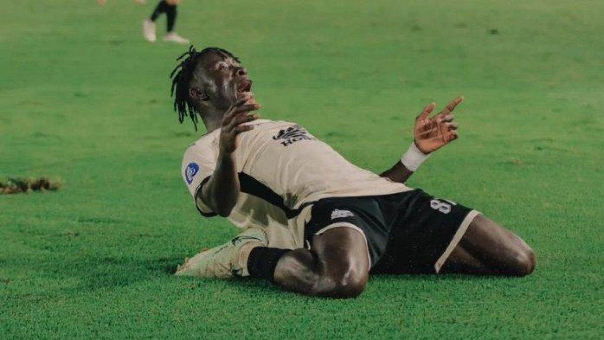 Striker baru PSM Makassar Albertine Joao Pereira alias Balotelli selebrasi usai mencetak gol kemenangan untuk Juku Eja di laga kontra Persis Solo pekan 18 Liga 1 2024/2025 di Stadion Manahan, Senin (13/1/2025).