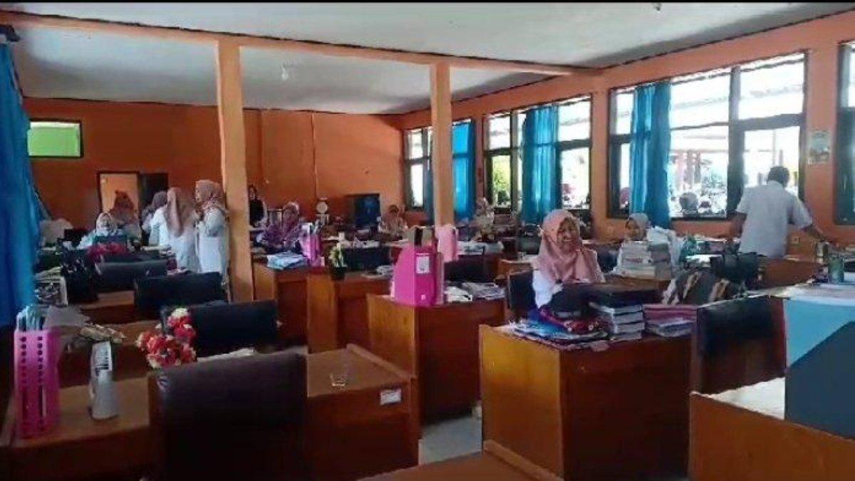 Suasana di ruang guru dan kondisi perangkat lunak yang ada di SMP Negeri 1 Parigi Kabupaten Pangandaran.