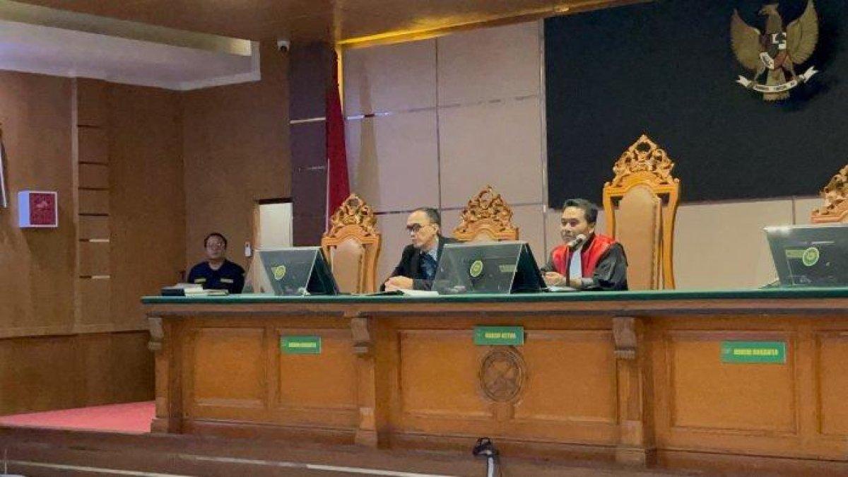 Suasana sidang praperadilan Pegi Setiawan di Pengadilan Negeri (PN) Bandung, Jumat (5/7/20204) - Hakim Pengadilan Negeri Bandung yang mengabulkan gugatan praperadian Pegi Setiawan atas kasus Vina Cirebon.