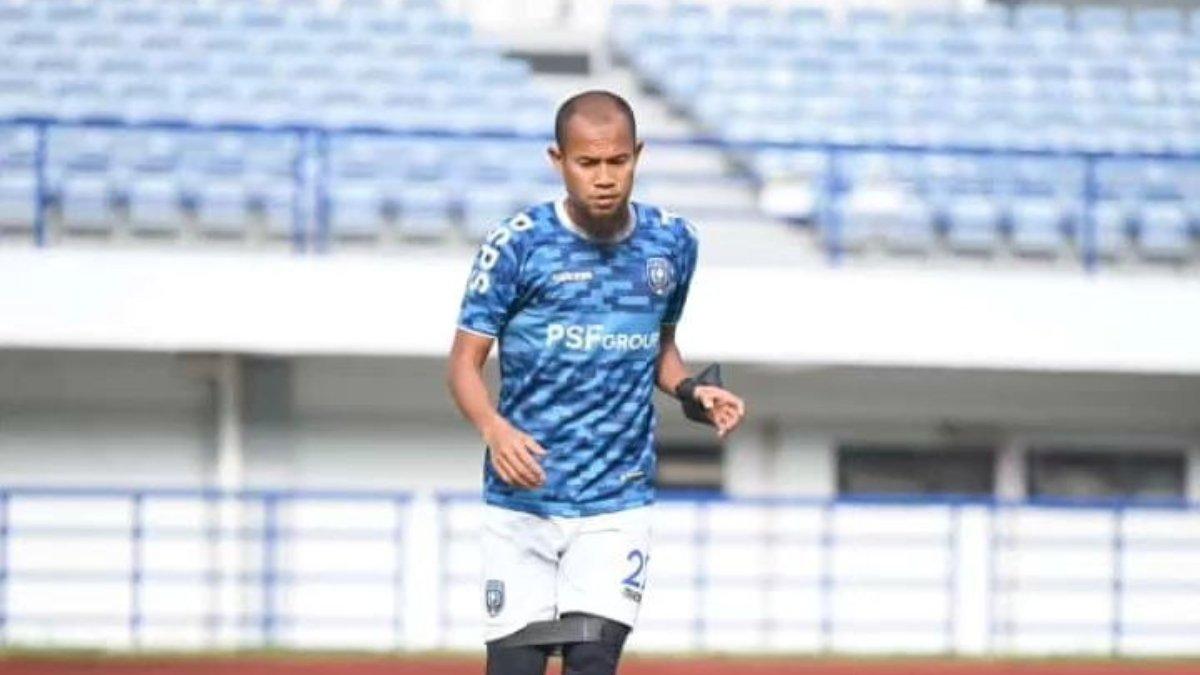 Potret Supardi Nasir mengenakan seragam PSPS Riau sedang melakukan latihan. Terkini, eks legenda dan kapten Persib Bandung Supardi Nasir tak ingin gantung sepatu dan memilih untuk tetap memperkuat Liga 2 bersama PSPS Riau.